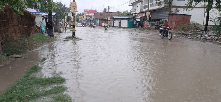 saran news : तरैया बाजार में मुख्य सड़क के किनारे बने नाले की निकासी बंद, बढ़ी परेशानी