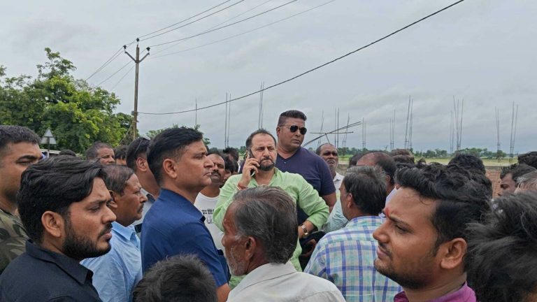 जनरल स्टोर से ढाई लाख का सामान चोरी