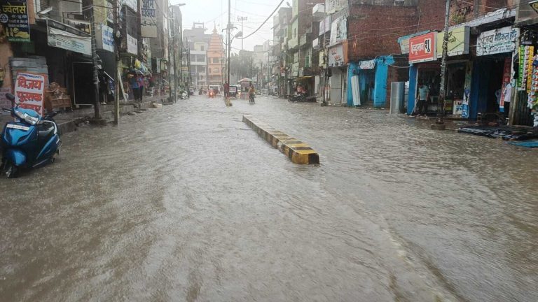 Kaimur News : शहर के 100 से अधिक घरों व दर्जनभर दुकानों में घुसा बारिश का पानी