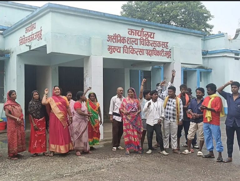 सदर अस्पताल के सफाई कर्मियों ने किया विरोध प्रदर्शन