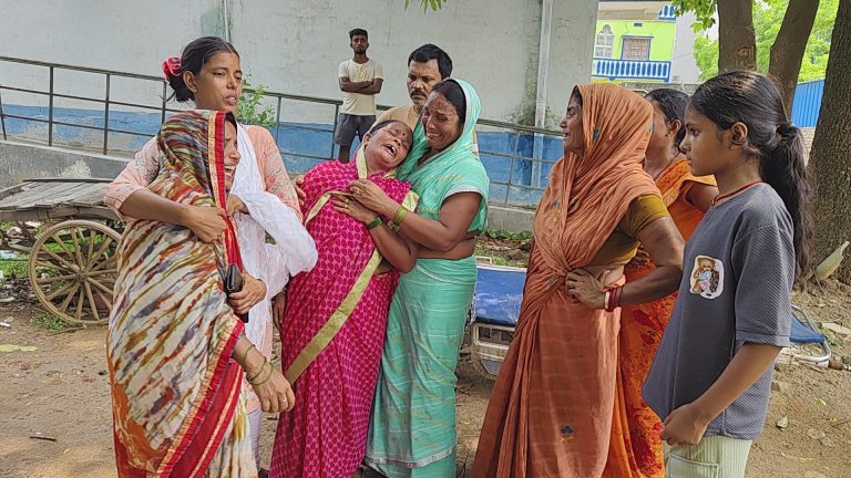 छज्जा की कुंडी से लटका मिला महिला का शव, सनसनी