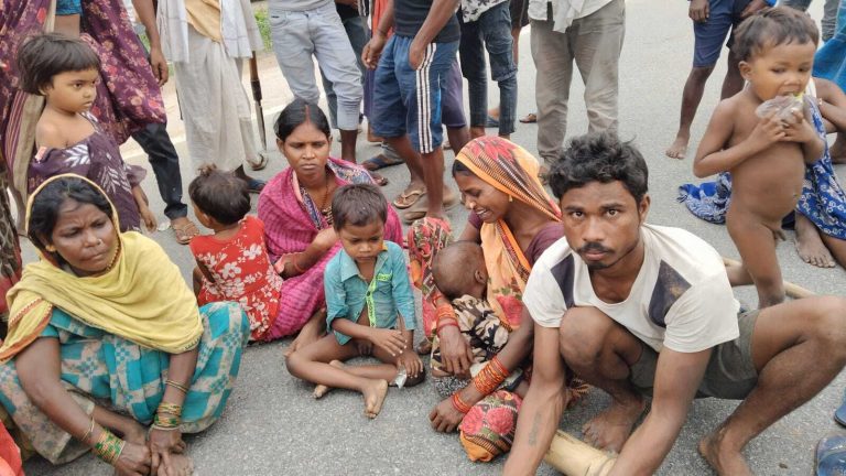 शौच करने जा रहे युवक की करेंट की चपेट में आने से मौत, रोड जाम