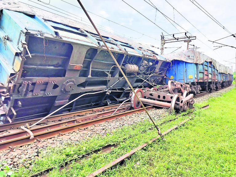 Chaibasa News : अयस्क लदी मालगाड़ी बेपटरी अप-डाउन लाइन पर ट्रेनें फंसीं