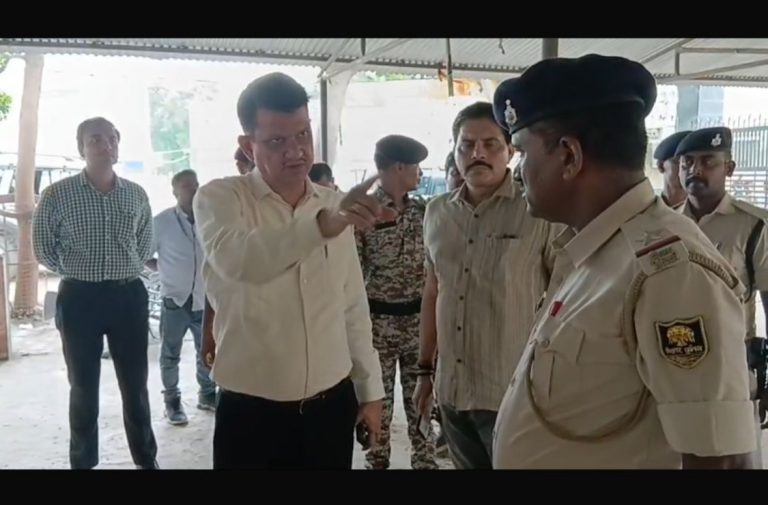 आरटीपीएस काउंटर के समीप घूम रहे सात संदिग्धों को डीएम ने पकड़ा, चेतावनी बाद छोड़ा