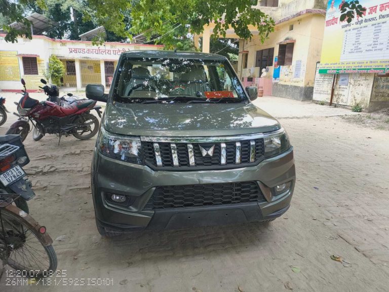 hajipur news. बिना नंबर प्लेट के सड़क पर दौड़ रही बीडीओ की सरकारी गाड़ी