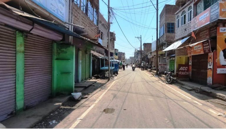 व्यवसायियों से रंगदारी के विरोध में बंद रही दुकानें, सड़क पर किया आगजनी
