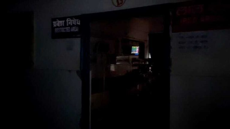 एक घंटे तक अंधेरे में डूबा रहा सदर अस्पताल, जिम्मेवार बने रहे लापरवाह