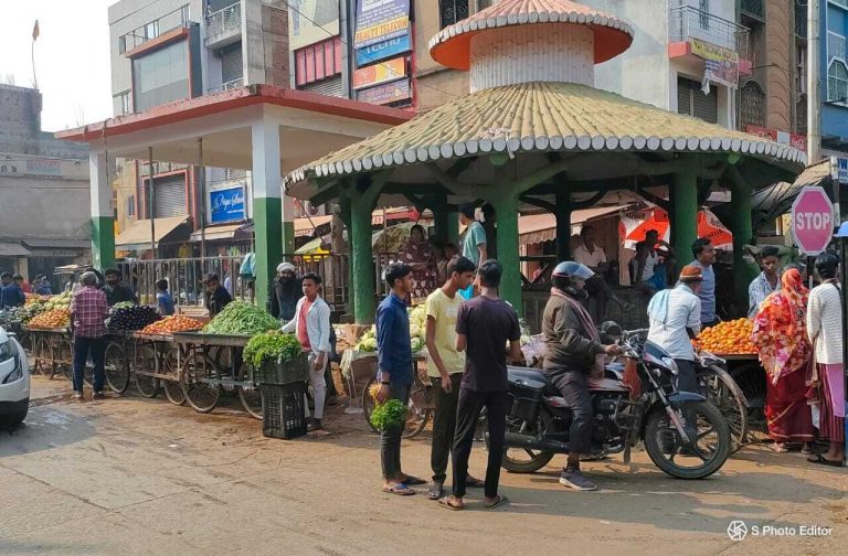 अतिक्रमण से 60 फीट चौड़ी गांधी चौक की सड़क घटकर रह गयी आधी