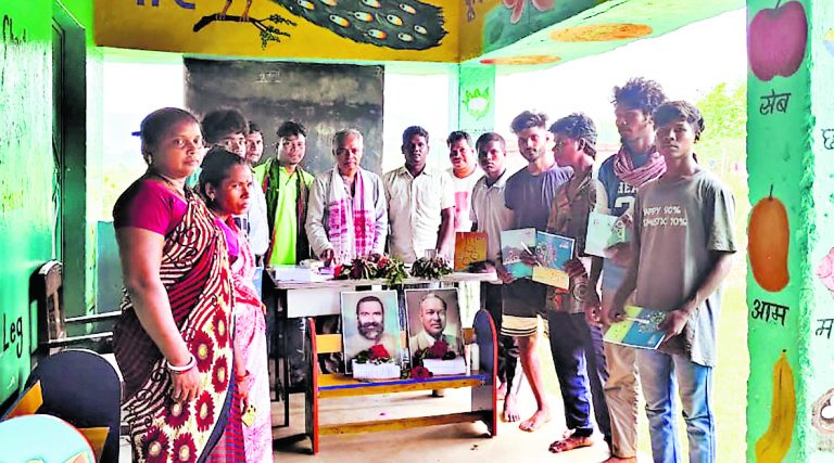 Chaibasa News : अनुशासन और शिक्षा से ही संवरता है भविष्य