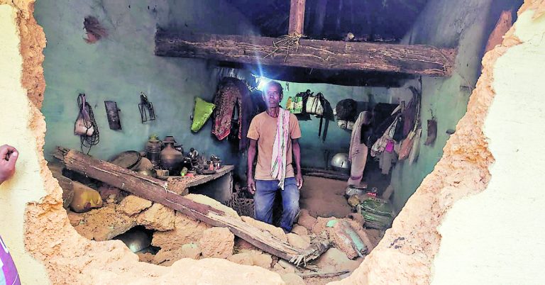 Seraikela Kharsawan News : बाना में तीन हाथियों ने मचाया उत्पात, दो घरों को तोड़ डाला