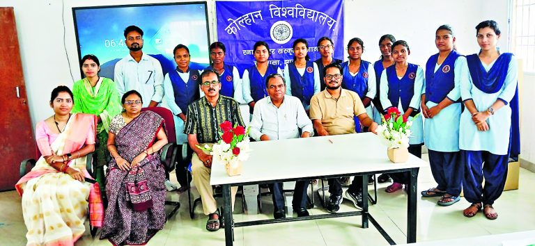 Chaibasa News : श्लोक पाठ में प्रथमी मुंडा प्रथम, रेशमा महतो द्वितीय
