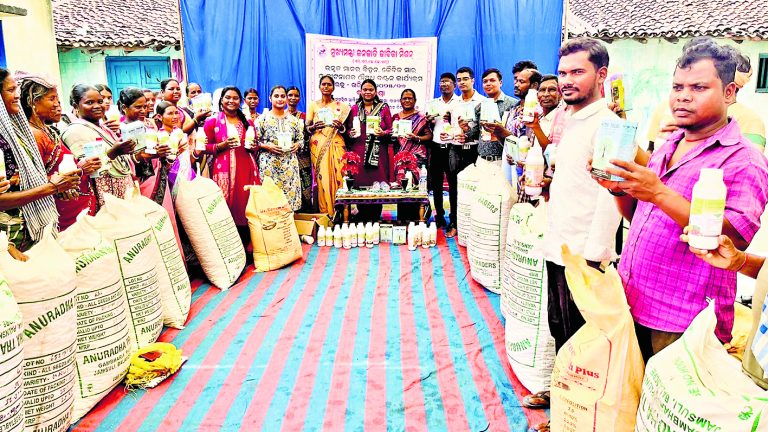 Rourkela News: किसानों के बीच बादाम व टमाटर के बीज और जैविक खाद वितरित