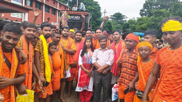 सैंकड़ों ग्रामीण बोल-बम के लिए हुए रवाना