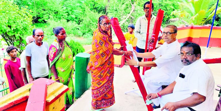 East Singhbhum News : आश्रय आश्रम ने जरूरतमंद फुटपाथी दुकानदारों में बांटी छतरी