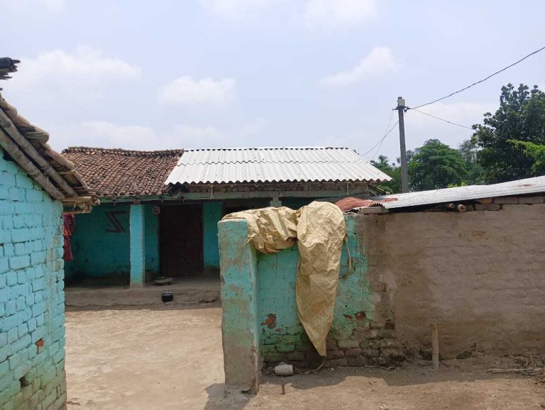 प्रतिबंधित कोडिन युक्त कफ सिरप पकड़ने गयी पुलिस और ग्रामीणों में झड़प