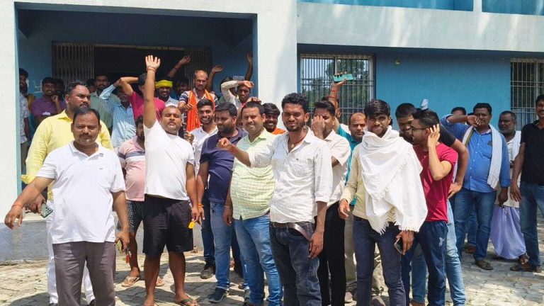 पावर कट से परेशान उपभोक्ताओं ने  बिजली कार्यालय का किया घेराव