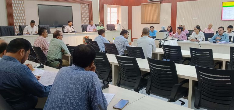 लंबित कार्यों का निष्पादन पूरी पारदर्शिता के साथ तय समय में करें पूरा : डीएम