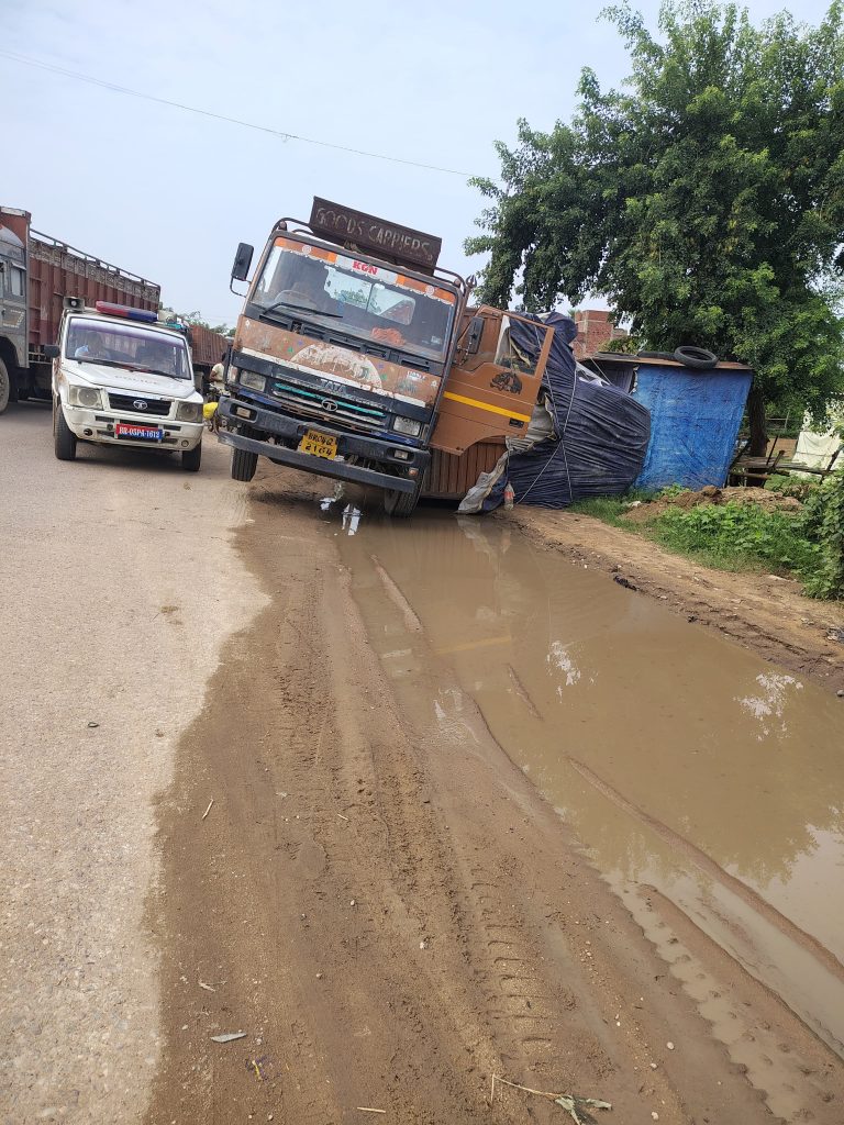 चांदी के रूप चकिया के पास सीमेंट लदा ट्रक पलटा