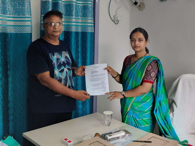 लोक शिकायत की सुनवाई के बाद मीरगंज नप में पीड़ित का होल्डिंग टैक्स किया जारी