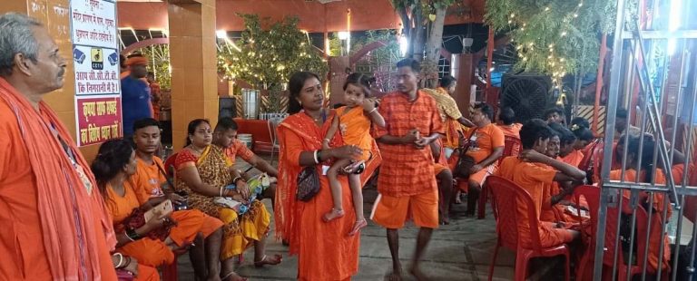 गुलाबबाग के कारोबारियों की दिनचर्या बनी कांवरियों की सेवा, बढ़ गयी चहल-पहल