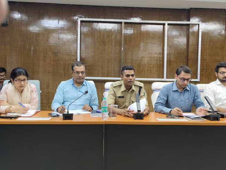 थानों में जब्त शराब को शीघ्र नष्ट कराया जाये : डीएम