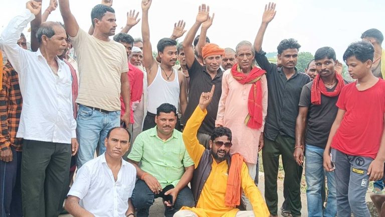 वैकल्पिक लोहा का पुल की व्यवस्था की मांग को लेकर लोगों ने किया प्रदर्शन