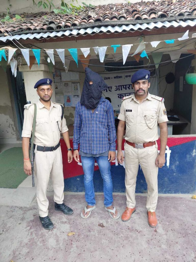 इलेक्ट्रोनिक डिवाइस से नकल करते अभ्यर्थी गिरफ्तार