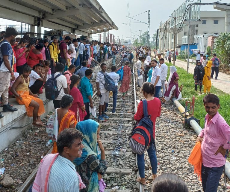 परीक्षार्थियों की भीड़ बेकाबू, स्पेशल चलने के बाद भी आधा दर्जन ट्रेनों पर कब्जा