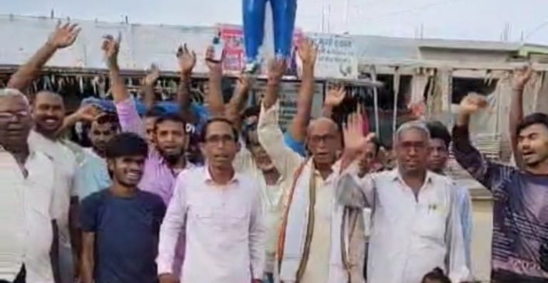 लगातार बिजली कटौती पर ग्रामीणों ने जताया विरोध