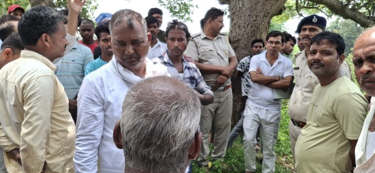 फंदे से लटकता महिला का शव बरामद, सुसरालवालों पर हत्या का आरोप