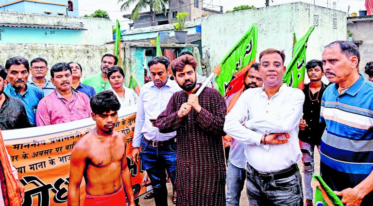 पीएम की सभा में झंडा लगाने को लेकर विवाद, दो गुटों में हुई मारपीट