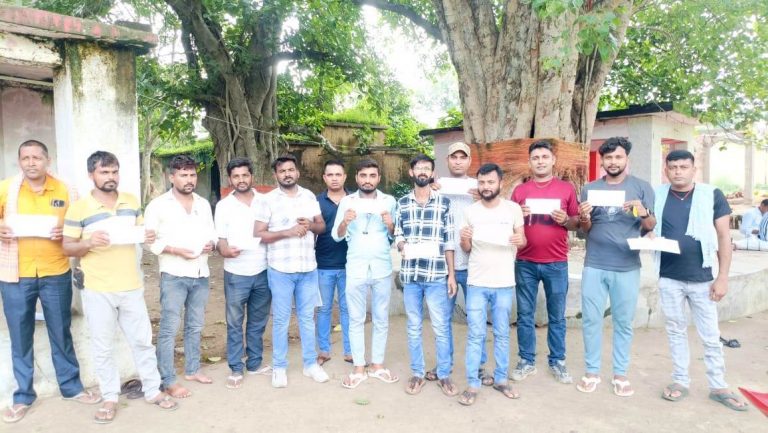 फ्री बिजली योजना से संकट में मीटर रीडरों का भविष्य, जताया विरोध