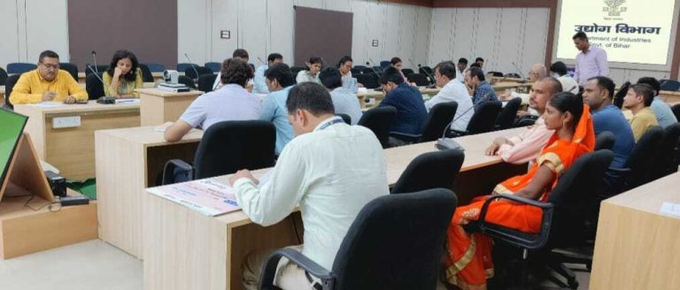 उद्योग व स्वरोजगार को बढ़ावा देने में सकारात्मक भूमिका निभाएं बैंक – डीएम