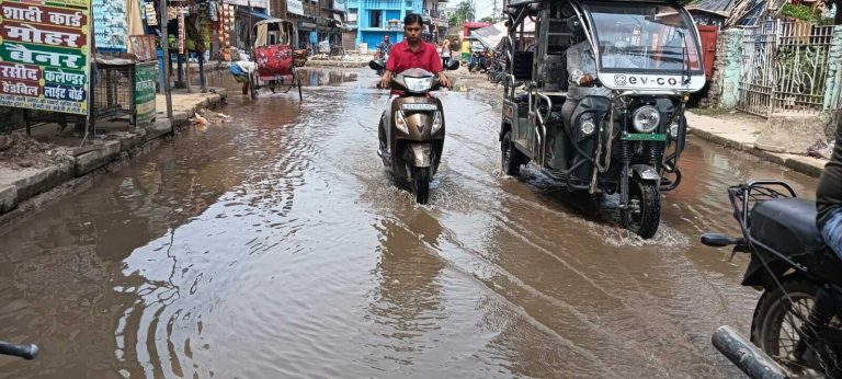 Darbhanga News: सड़क निर्माण के दौरान पेयजल आपूर्ति का पाइप लाइन हुआ क्षतिग्रस्त, सड़क पर बहता रहा पानी