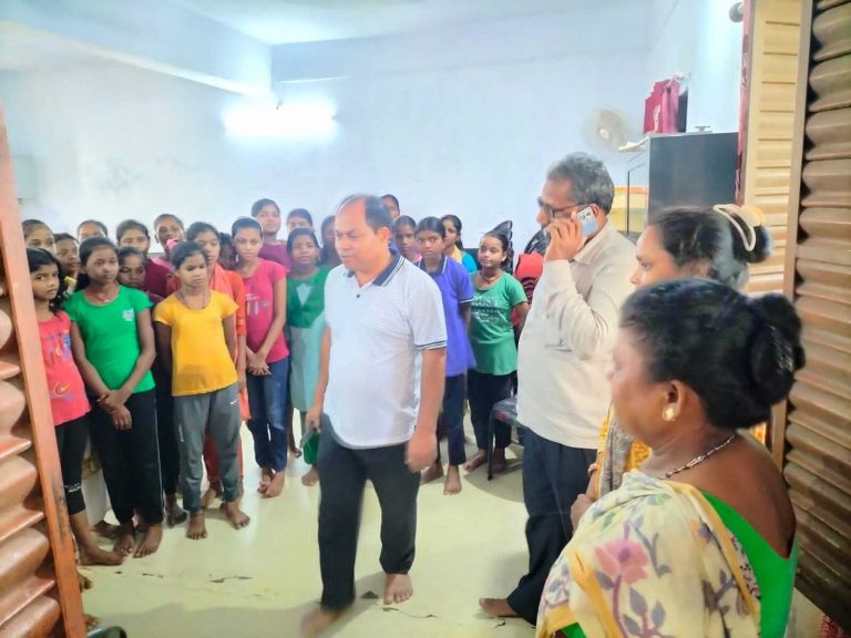 Deoghar news : बीइइओ ने बच्चों की कम उपस्थिति व परिसर की साफ-सफाई को लेकर जतायी नाराजगी