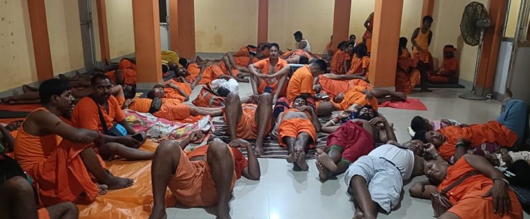 गुलाबबाग:  कांवरियों की बढ़ती रफ्तार संग युवाओं में बढ़ रहा  सेवा का जुनून
