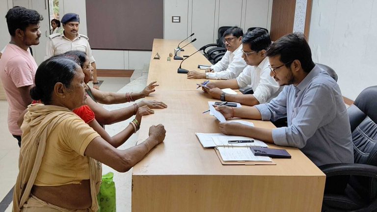 जनता दरबार में दर्जनों फरियादियों ने रखी समस्याएं, कई मामलों का हुआ ऑन द स्पॉट निष्पादन