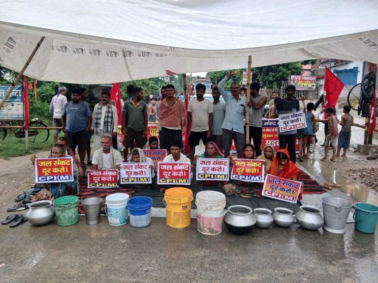 Darbhanga : पेयजल संकट दूर करने की मांग को लेकर माकपा ने किया सड़क जाम