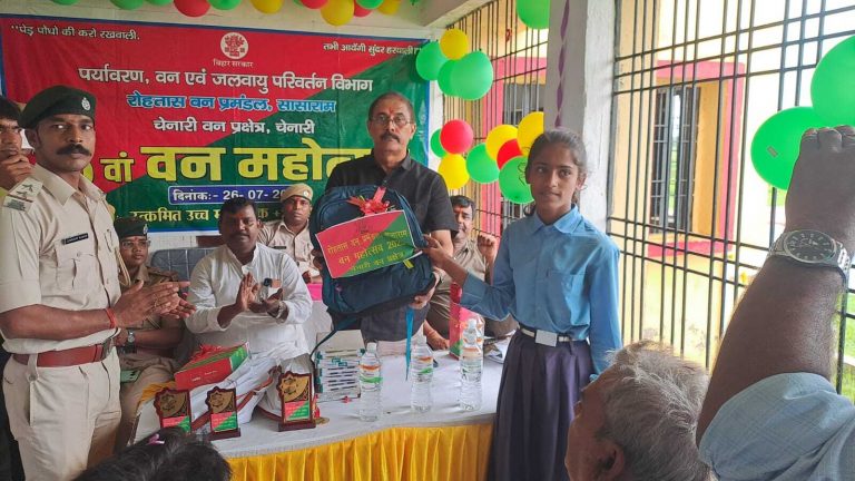 76वें वन महोत्सव पर बीइओ ने बांटी पाठ्य सामग्री