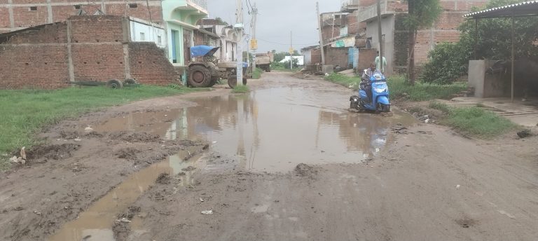 इटिम्हा – मरोझिया मुख्य पथ पर जलजमाव से राहगीर परेशान