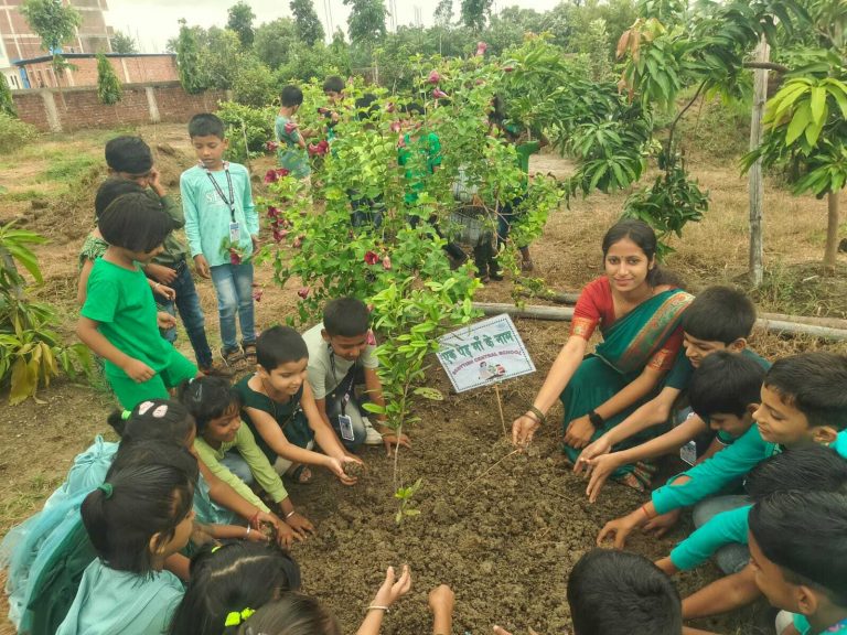 स्कॉटिश सेंट्रल स्कूल में बच्चों ने किया पौधरोपण