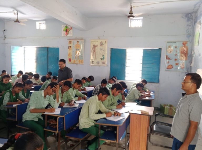 भू-अर्जन पदाधिकारी ने स्कूल व स्वास्थ्य केंद्र का किया निरीक्षण