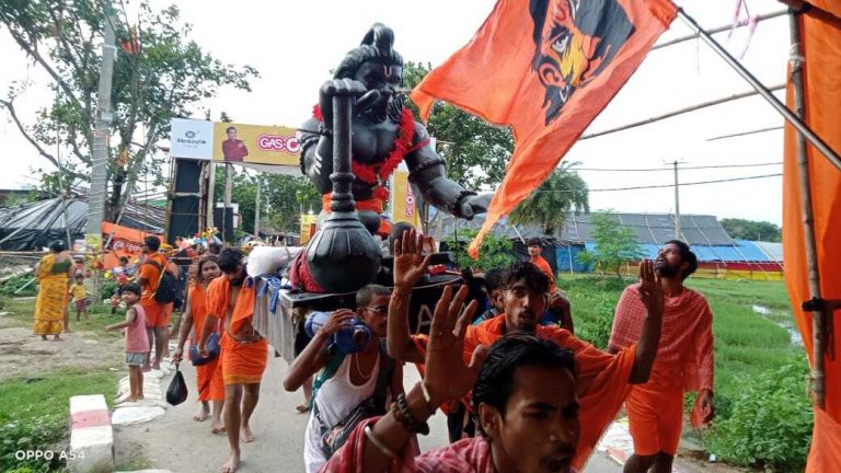 Deoghar News : विशाल हनुमानजी की प्रतिमा व आकर्षक कांवर लेकर पहुंचे हावड़ा के कांवरिये