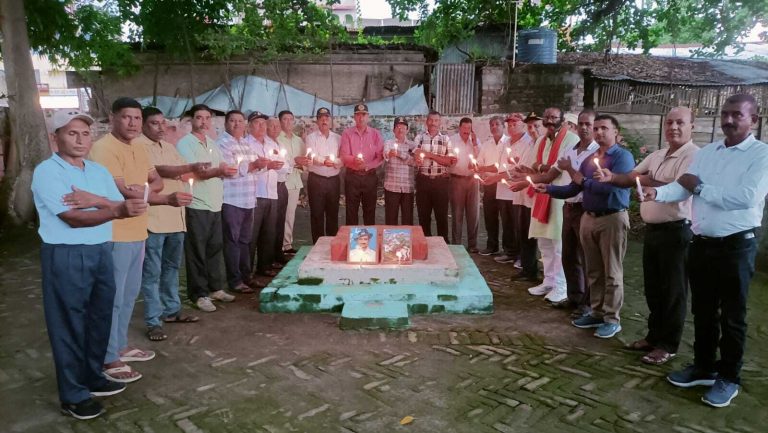 पूर्व सैनिकों ने कैंडिल जलाकर कारगिल के शहीदों को दी श्रद्धांजलि