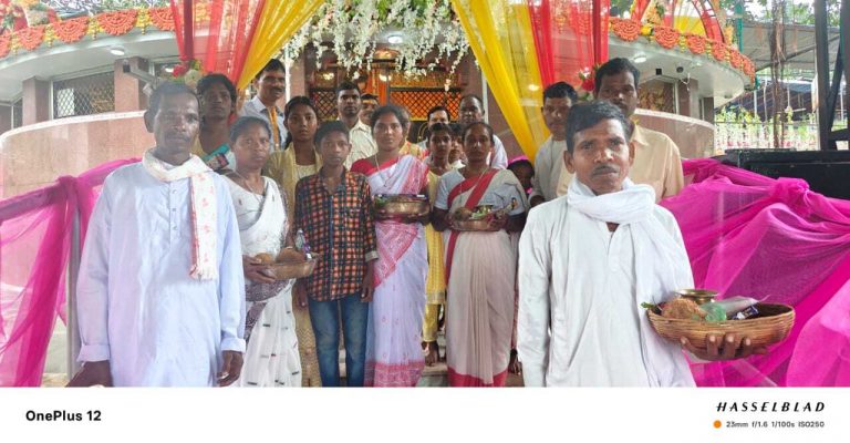 आम्रेश्वर धाम में विभिन्न गांवों से बड़ी संख्या में पहुंचे आदिवासी श्रद्धालु, पूजा की