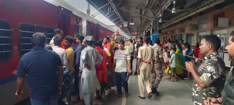 Deoghar News : तीसरी सोमवारी से पहले रेलवे सतर्क, बढ़ायी गयी सुरक्षा