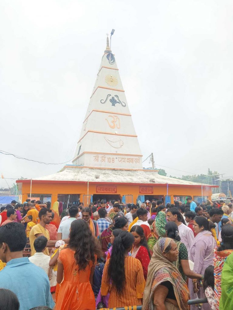 सोनारायठाढ़ी: बाबा दुबे की धूमधाम से हुई वार्षिक पूजा