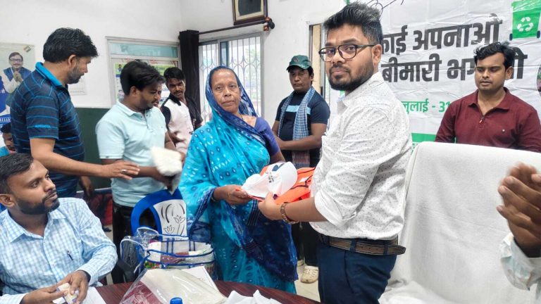 सफाई कर्मचारियों को स्वच्छता किट की गयी वितरित
