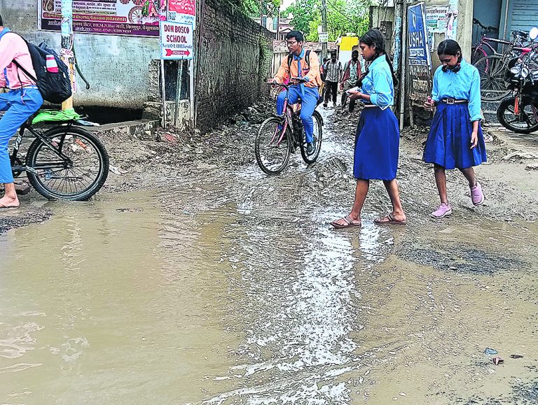 Begusarai News : बारिश से शहर में जलजमाव, धान रोपनी में तेजी