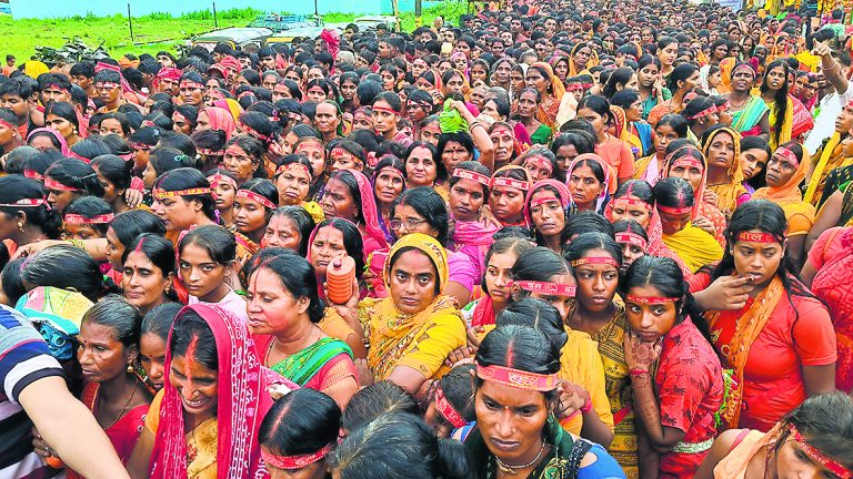 Begusarai News : हरिगिरिधाम में दो लाख भक्तों ने किया जलाभिषेक